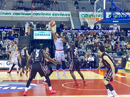 Devin Wright volvió a ser un coloso en la zona (J. VELASCO)