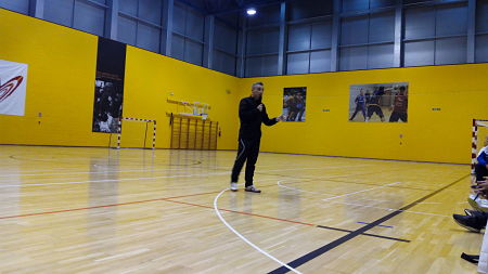 Miguel Rodrigo, seleccionador de Vietnam, dando una charla a los asistentes (PFS)