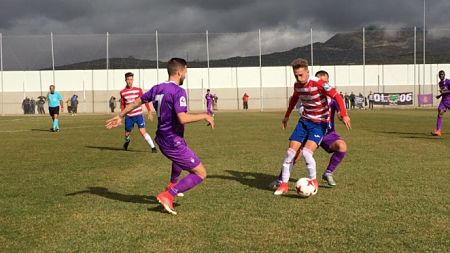 Una acción del partido de entrenamiento jugado en la Ciudad Deportiva (GRANADA CF)