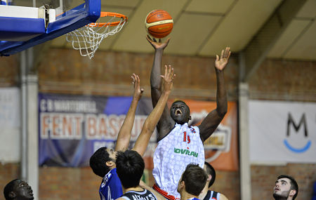 Maodo Nguirane debutó en el Coviran Granada (PHOTOGRAPHERSSPORT)