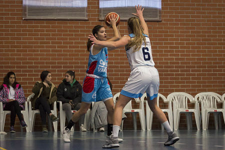 Laura Arrojo ante una jugadora de Leganes (BASKET NAZARÍ)