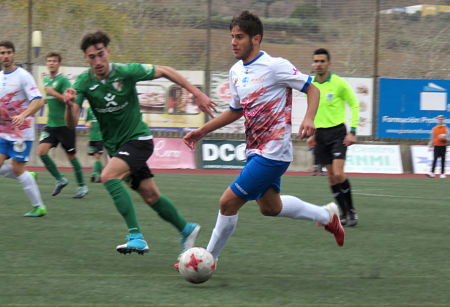 Álex Romero avanza con el balón (CASTILLO)