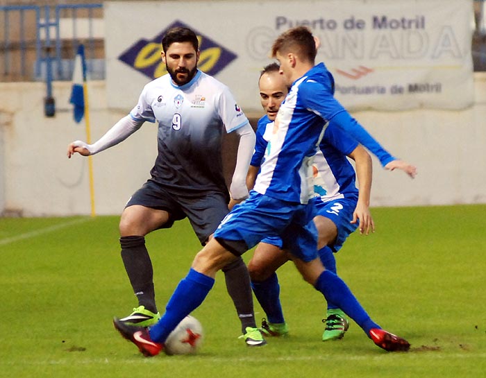 Una acción del encuentro sobre el nuevo césped del municipal de Motril (MUCHO DEPORTE)