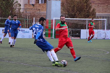 Corto golpea el balón ante un rival (MANU LÓPEZ)