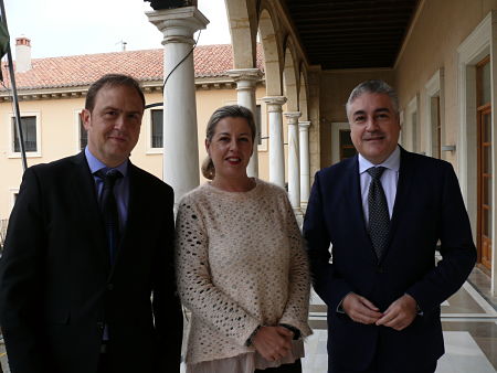 Inmaculada Olea, alcaldesa de Guadix ha presentado el certamen de palomas deportivas