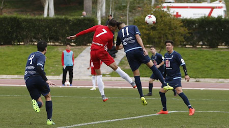 Jorge Molina lucha con Alex Corredera por el balón (GUADIX CF)