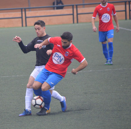 Juani (Churriana) y Barajas (Arenas) luchan por el balón (LÁZARO)
