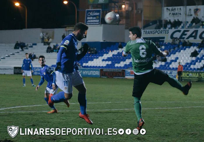 Una acción del encuentro disputado en el estadio de Linarejos (LINARESDEPORTIVO.ES)