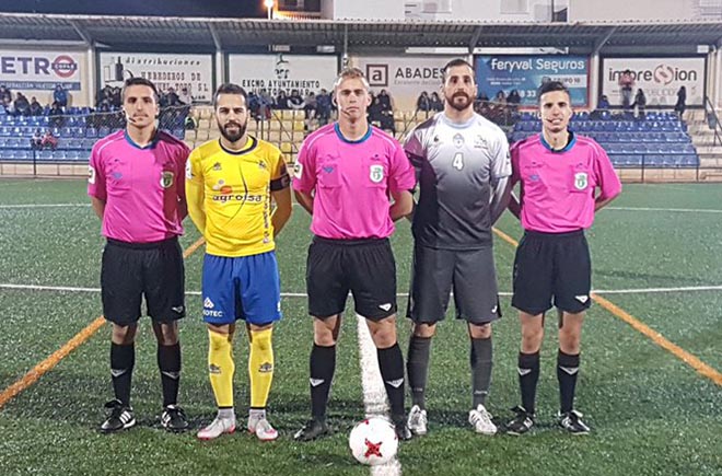 Los capitanes de ambos equipos con el trío arbitral (CD HUÉTOR TÁJAR)