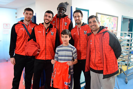 Los jugadores del Coviran Granada estuvieron con los niños del Hospital Materno infantil (FCBG)