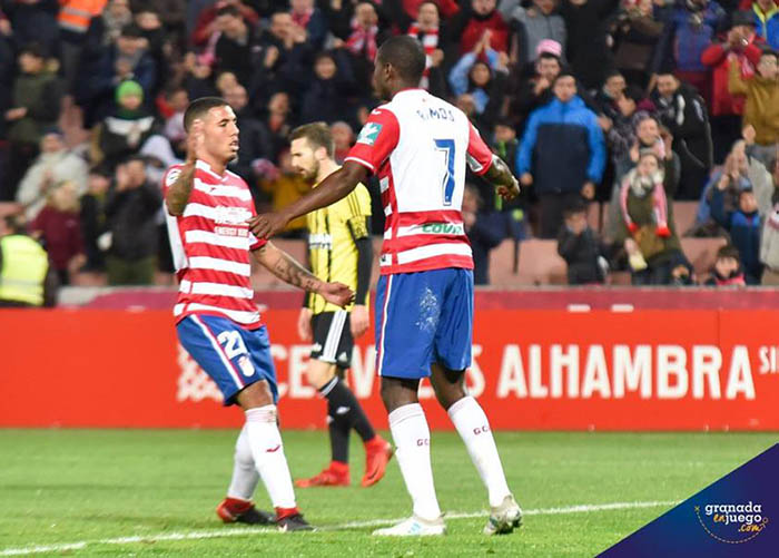 Sergio Peña y Adrián Ramos celebran el tanto del empate (JOSÉ M. BALDOMERO)