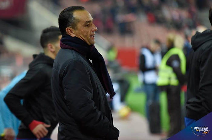 José Luis Oltra en un momento del encuentro ante el Zaragoza (J. M. BALDOMERO)