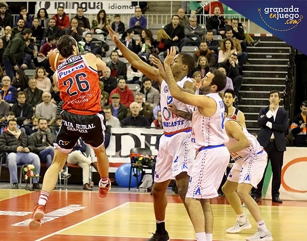 Los nazaríes cayeron en casa ante un rival directo por el ascenso (JOSÉ VELASCO)