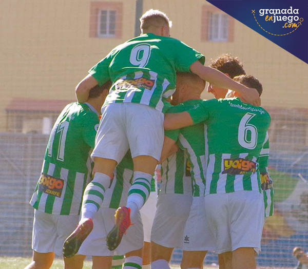 Los jugadores del Atarfe celebran un tanto ante el At. Malagueño (VICENTE CARVAJAL)