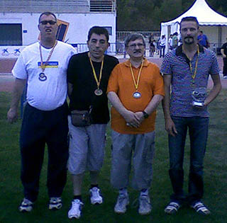 Los representantes de CajaGranada con sus medallas (GRJ)