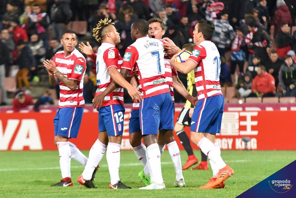Varios jugadores rojiblancos celebrando un gol ante el Zaragoza (BALDOMERO)