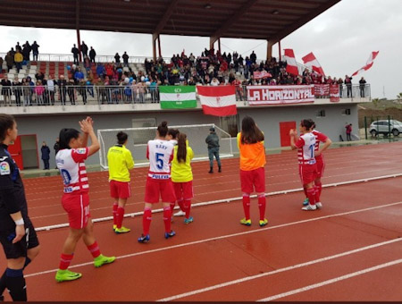 Las jugadoras rojiblancas saludan a la afición (GRANADA CF)