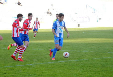 Joan Grasa, acosado por los tosirianos Adri y Álex, volvió a ser determinante en la victoria motrileña (MUCHO DEPORTE)