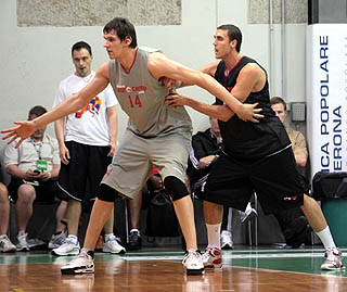 Pablo Aguilar en una acción defensiva en el Reebok Eurocamp