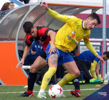 Isra Peláez lucha por el balón con un jugador del San Pedro (JAVIER RODRIGUEZ)
