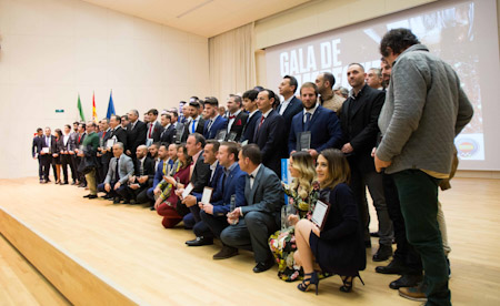 Foto de familia de los premiados junto a la directiva de la Federación Andaluza de Atletismo (FAA)