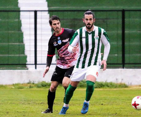 El lojeño del Antequera, Rafilla, con el balón ante Lolo Armario (CADENA SER)