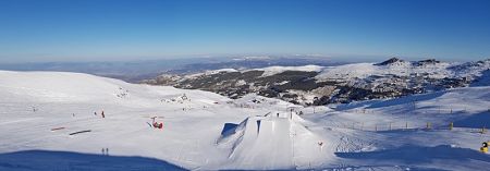 A la izquierda, módulos del sector 3 del Sulayr; a la derecha, dos de los saltos de la línea de Slope Style de Sierra Nevada 2017 (CETURSA)