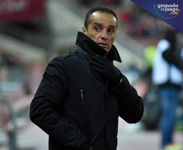 José Luis Oltra, entrenador del Granada CF, durante el encuentro (J. M. BALDOMERO)