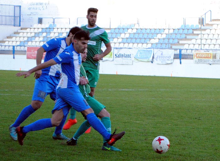 El local Dani Cara es acosado por varios jugadores del Atarfe (MUCHO DEPORTE)