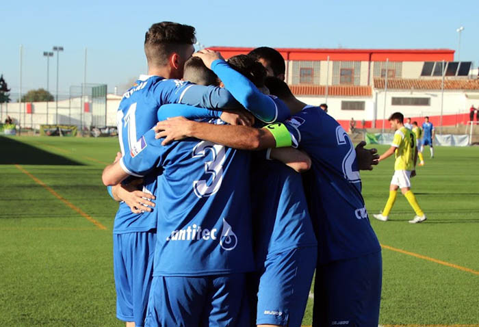 Los jugadores del Monachil celebran uno de los goles (MANU LÓPEZ)