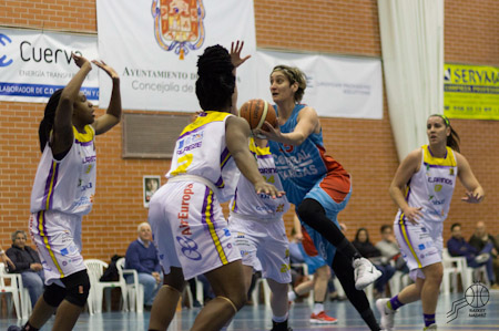 Sasha intenta penetrar a canasta (BASKET NAZARÍ)