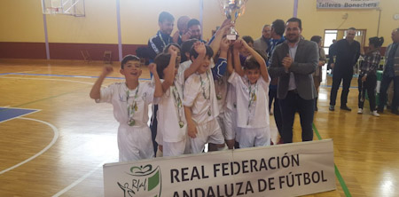 La selección granadina con el trofeo ganado en Guadix (PEDRO BORRAS/RFAF)