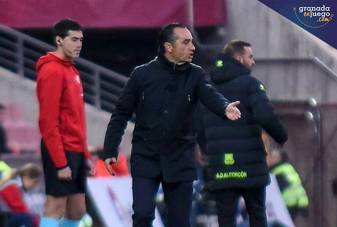 José Luis Oltra en un momento del partido ante la AD Alcorcón (JOSÉ M. BALDOMERO)