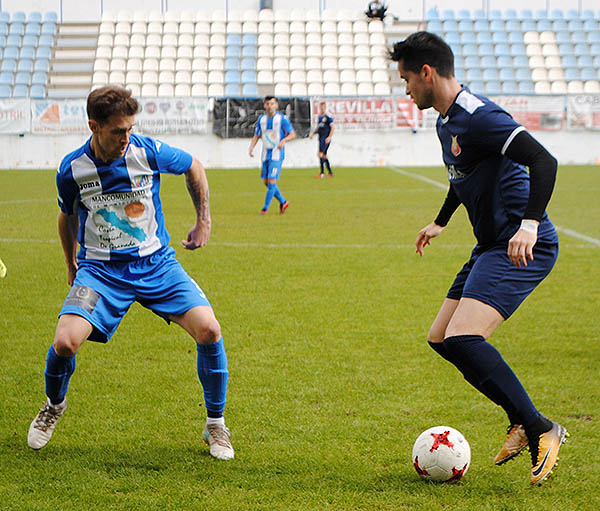 Goku (CF Motril) y Joselu (Melistar), en un lance del encuentro (MUCHO DEPORTE)
