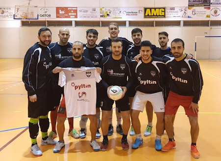 La plantilla del Sima Peligros con la camiseta y el balón firmado (PFS)