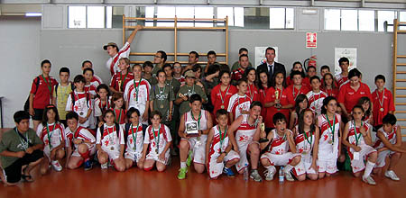 El Director General de Deportes de la Junta posa con la expedición granadina (GRJ)