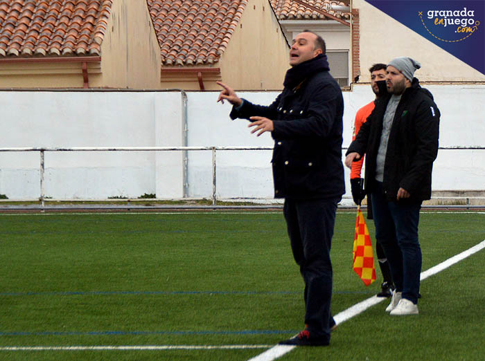 Manolo Rojas en el banquillo de CD Huétor Vega (LÁZARO)
