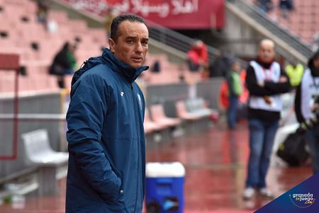 Oltra se muestra pensativo durante el partido