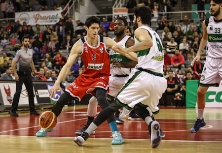 Eloy Almazán defendido por dos jugadores de Albacete (AGENCIA GARNATA)