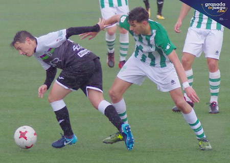 Atarfe y Mancha Real disputaron un intenso partido (VICENTE CARVAJAL)