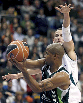 Gianella con Omar Cook en uno de los derbis andaluces