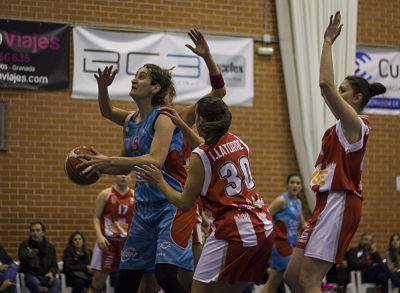 Sasha penetra en la defensa almeriense (BASKET NAZARÍ)
