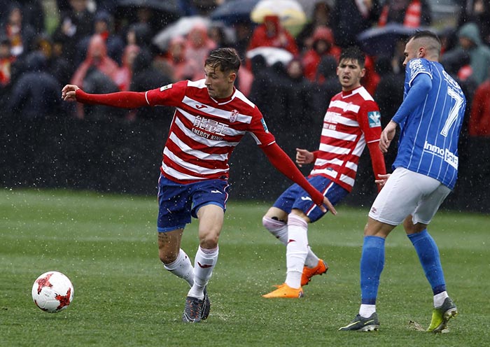 Una jugada bajo la lluvia del encuentro jugado en la Ciudad Deportiva (GRANADA CF)