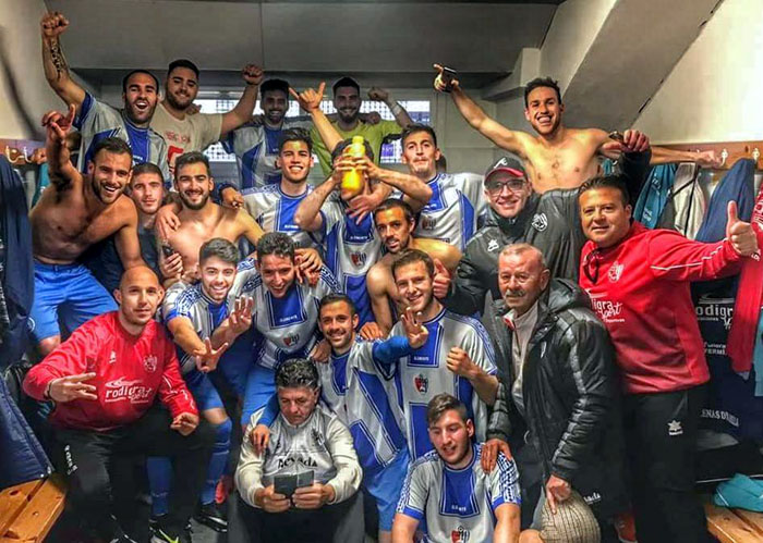 Los jugadores del Arenas celebraron la victoria en el vestuario (ARENAS DE ARMILLA)