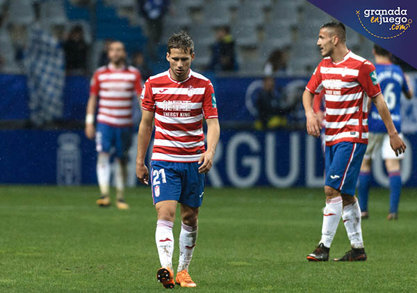 Los jugadores nazaríes se retiran cabizbajos tras la derrota (LOF)