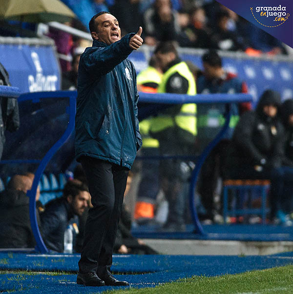 José Luis Oltra durant el choque ante el Real Oviedo (LOF)