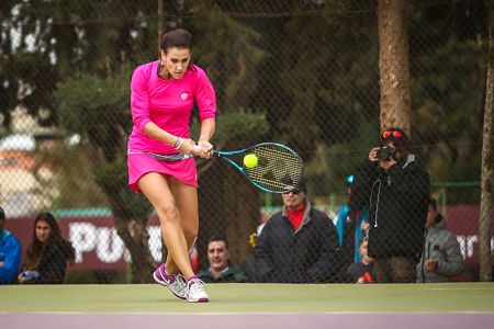 Nuria Partidas golpea la bola