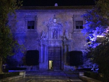 Hospital Real iluminado de azul con motivo de la conmemoración del Día Mundial del Autismo 2017