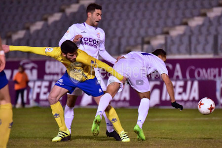 El Huetor Tajar plantó cara al Real Jaén (@BESTPHOTOSOCCER/REALJAEN.COM)