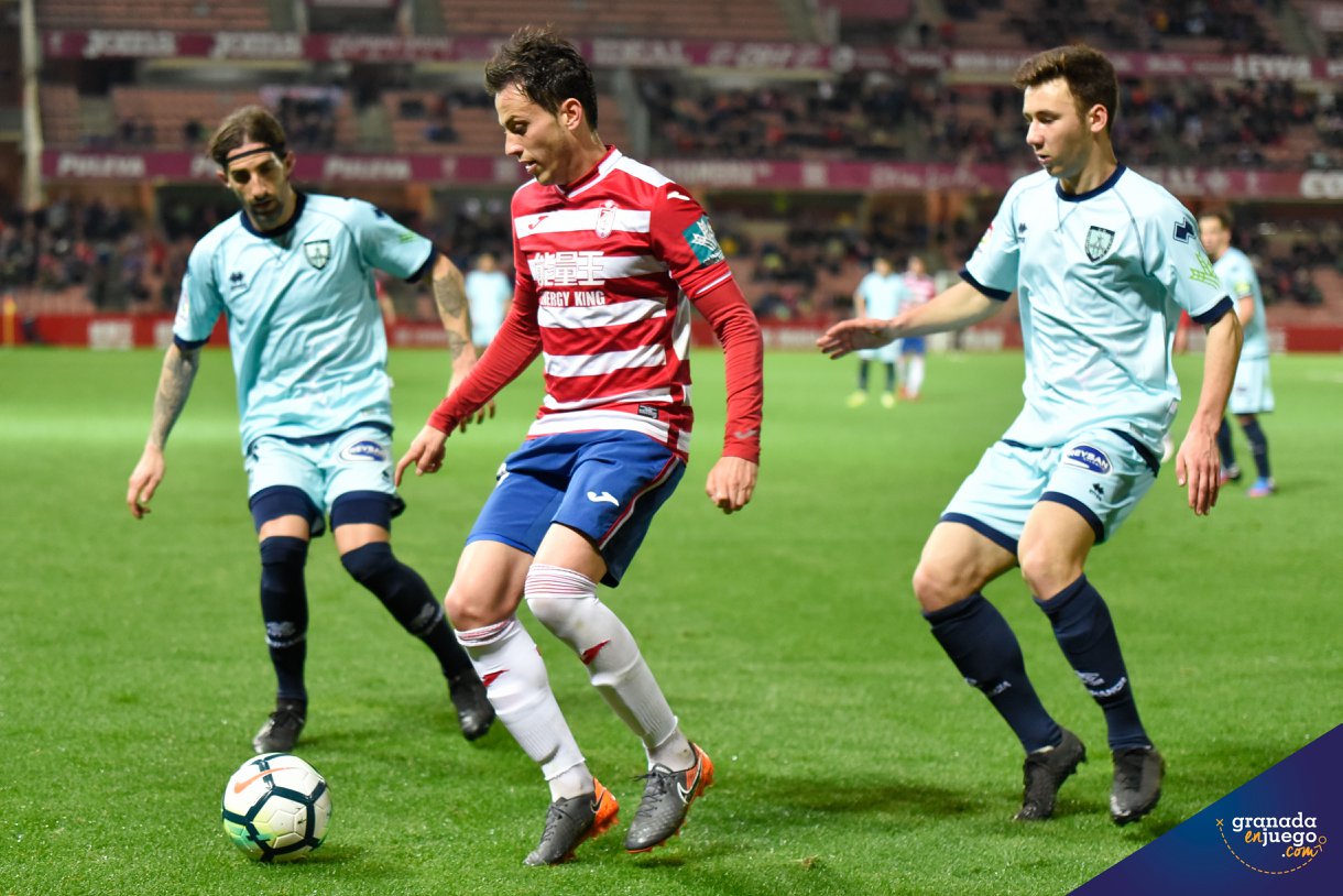 Espinosa, autor del gol, rodeado de dos rivales
